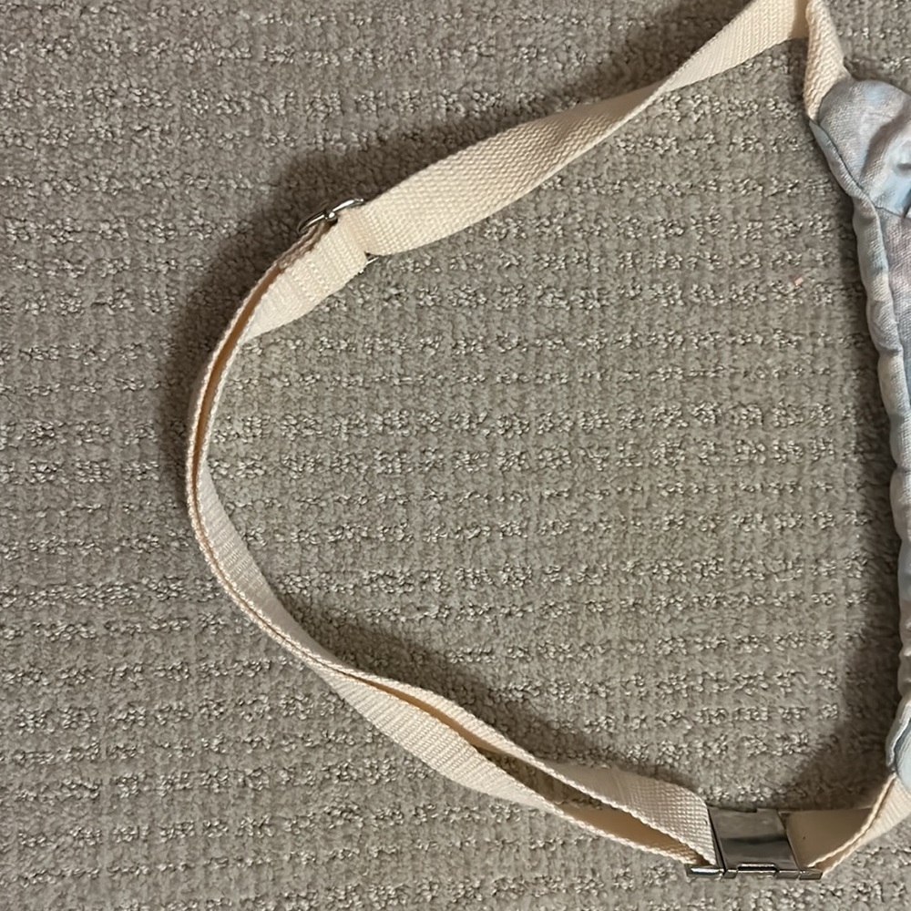 Wild fable fanny pack. Blue and white design. Linen colored adjustable strap. - Picture 5 of 8